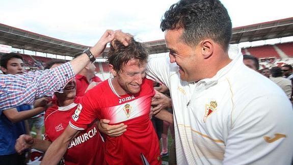 Luis Casas, segundo entrenador, abraza a Óscar Sánchez, deshecho en lágrimas (el Real Murcia se salva del descenso a Segunda División).