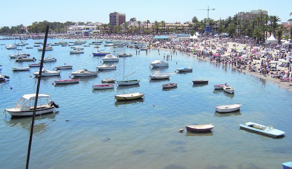 Barcos fondeados junto a la playa de La Ribera durante la pasada temporada estival.