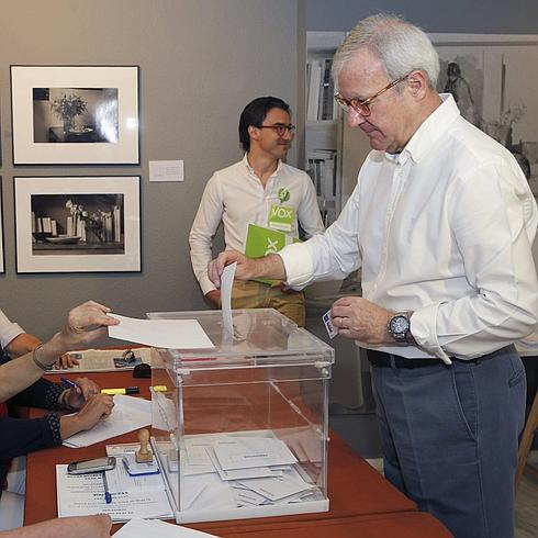 Ramón Luis Valcárcel votando esta mañana en el la mesa electoral del Museo Ramón Gaya. 