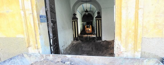 Una carretilla mecánica se encarga estos días de sacar la tierra sobrante del rebaje que se está haciendo al suelo del carrerón. 