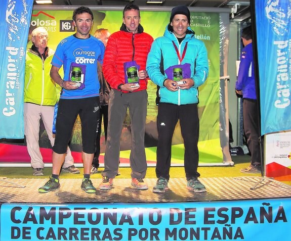 Juan José Larrotcha, en el centro, tras proclamarse campeón de España de ultratrail de veteranos. 