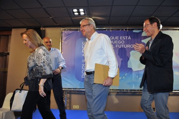 La mujer de Valcárcel, Charo Cruz; el presidente de la Comunidad, Alberto Garre; el eurodiputado electo Valcárcel y el secretario general del PP, Miguel Ángel Cámara. 