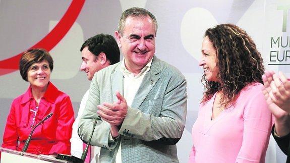 Rafael González Tovar compareció muy sonriente, aunque «estamos insatisfechos», rodeado por los candidatos Rosa Peñalver, Emilio Ivars e Isabel Casalduero.