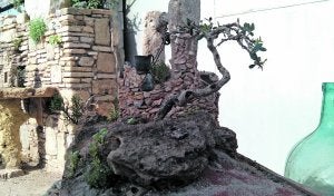 Arriba y a la izquierda, dos de las recreaciones en miniatura de paisajes tradicionales de la Región, con diferentes especies autóctonas en miniatura y construcciones tradicionales.