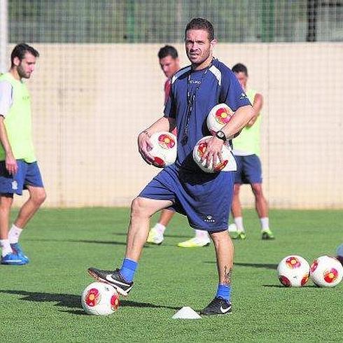 Luis Tevenet, técnico del Cartagena, en un entrenamiento reciente.