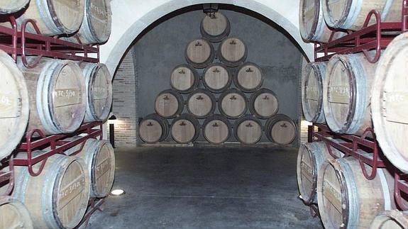 Interior de una de las bodegas que forman parte de la ruta jumillana