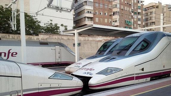 Convoyes de las series S110 y 112 del tren AVE estacionados en la estación término de Alicante.