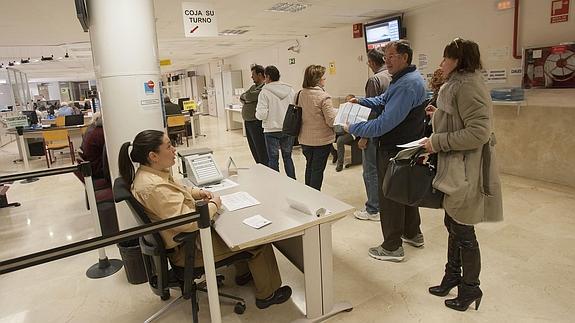 Ciudadanos acuden a la jefatura de Tráfico de Cartagena para gestionar sus trámites