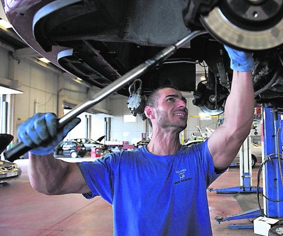 David López, en el taller en el que trabaja como mecánico en Cabezo de Torres.
