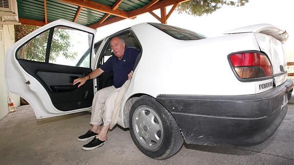 Salvador, ayer, saliendo de su Peugeot 306 donde malvive desde 2012. 