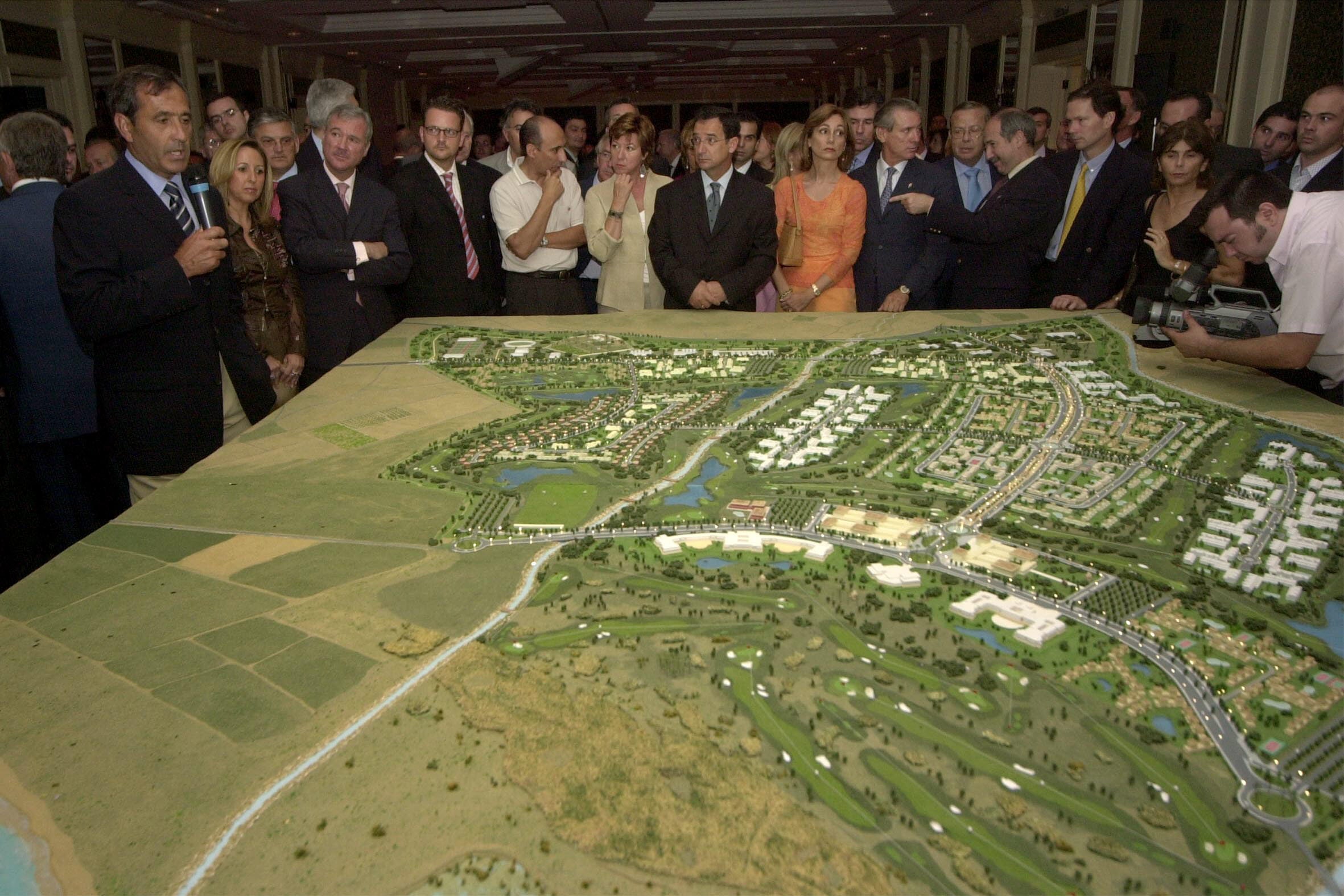 La alcaldesa Pilar Barreiro y el consejero Bascuñana, el 11 de junio de 2003, cuando se presentó el proyecto ‘Novo Carthago’.