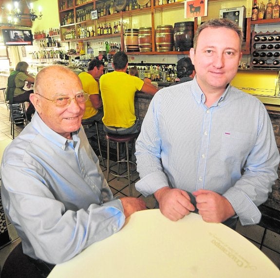 Alfonso y su padre, Pedro, en la popular bodega. 