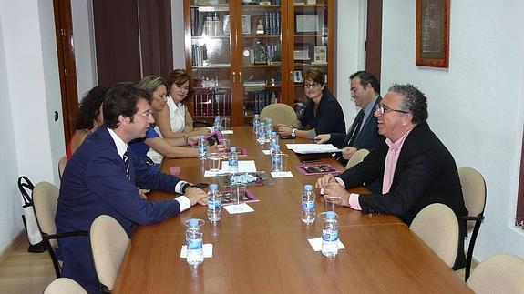 Ruiz, reunido con el alcalde y los concejales en el Consistorio. 