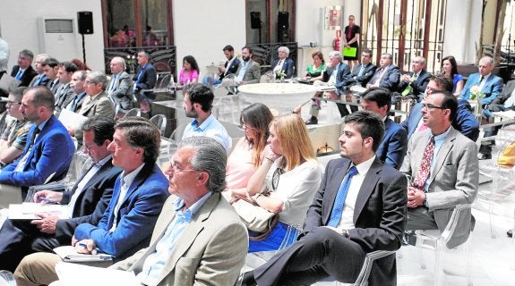 Asistentes a la mesa redonda que Amefmur celebró ayer en el Casino de Murcia.