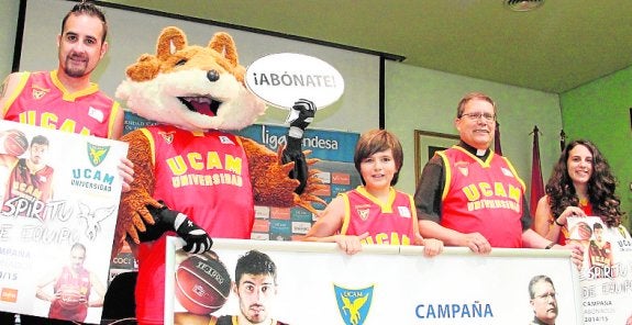 Representantes de los aficionados, la mascota del equipo y Luis Emilio Pascual, el capellán, ayer. :: ucam