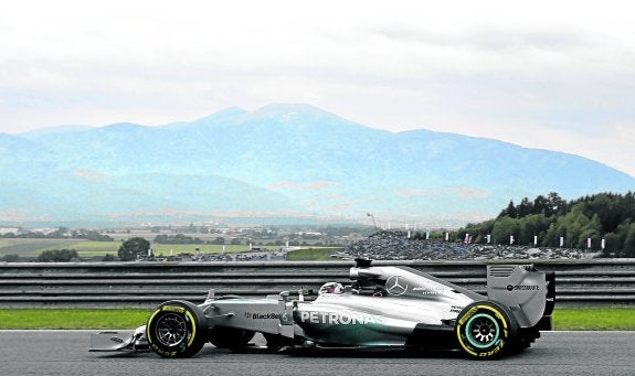 Lewis Hamilton conduce en la parte alta del Red Bull Ring, antes conocido como A1 Ring. :: efe