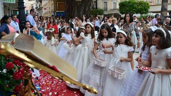 Pétalos de flores ponen color a la procesión del Corpus Christi