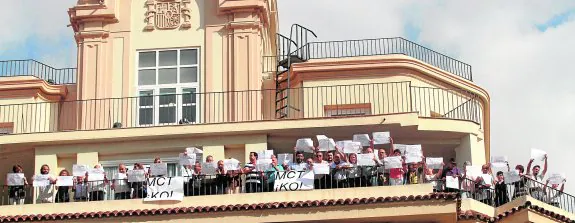Trabajadores de la Mancomunidad subieron a la azotea del edificio, en Cartagena, para rechazar el relevo del director y denunciar que el organismo está 'KO'.