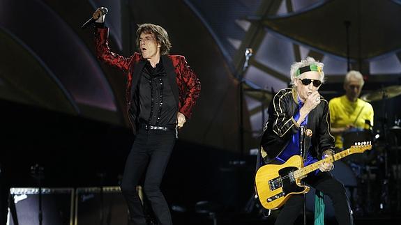Mick Jagger, junto a Richards y Watts, en el concierto que ofrecieron en el Bernabéu.