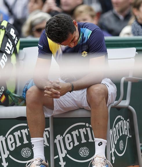 Almagro, fotografiado antes de retirarse del partido de primera ronda de Roland Garros.