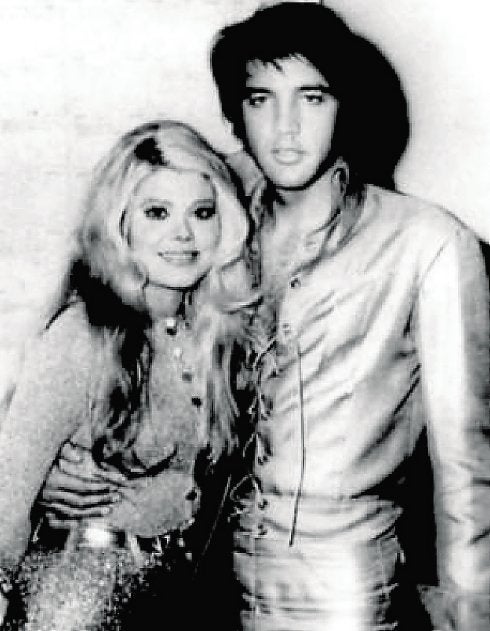 Historia. La murciana posa junto a su amigo Elvis, en una foto que publicó el diario murciano 'Línea'.