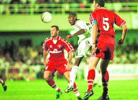 Nicolas Anelka, en su debut con el Madrid en el Cartagonova, el 13 de agosto de 1999