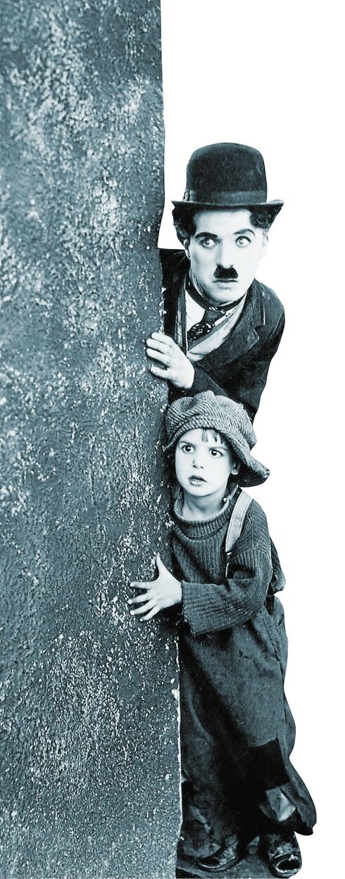 Chaplin acoge a un huérfano en 'El chico'.