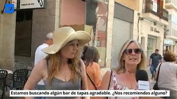 Dos turistas pasean por las calles de Cartagena buscando un bar para tapear