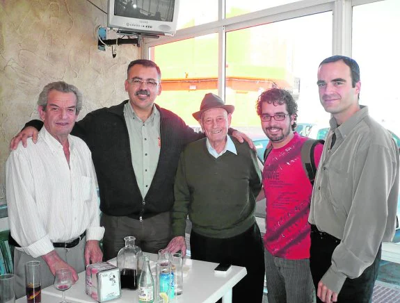 El tío Juan Rita, en el centro, con el autor de este artículo, y los folcloristas Marcos Germán Romera, Felipe Cervantes y 'el Chicharra', en su encuentro de Totana. 