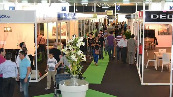 Visitantes asisten a la edición de la Feria del Mueble de 2013. 