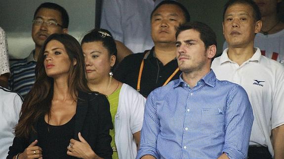 Sara Carbonero e Iker Casillas durante un partido de fútbol en Beijing