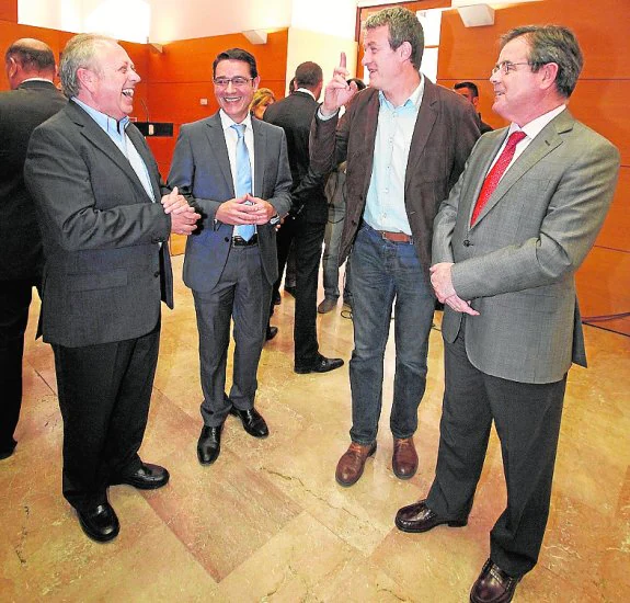 Antonio Jiménez (UGT); José Gabriel Ruiz, consejero de Presidencia y Empleo; Daniel Bueno (CC OO) y José Rosique (Croem).