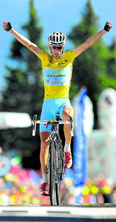 Nibali celebra su nueva victoria de etapa, ayer, con la que afianza aún más su liderato. :: efe
