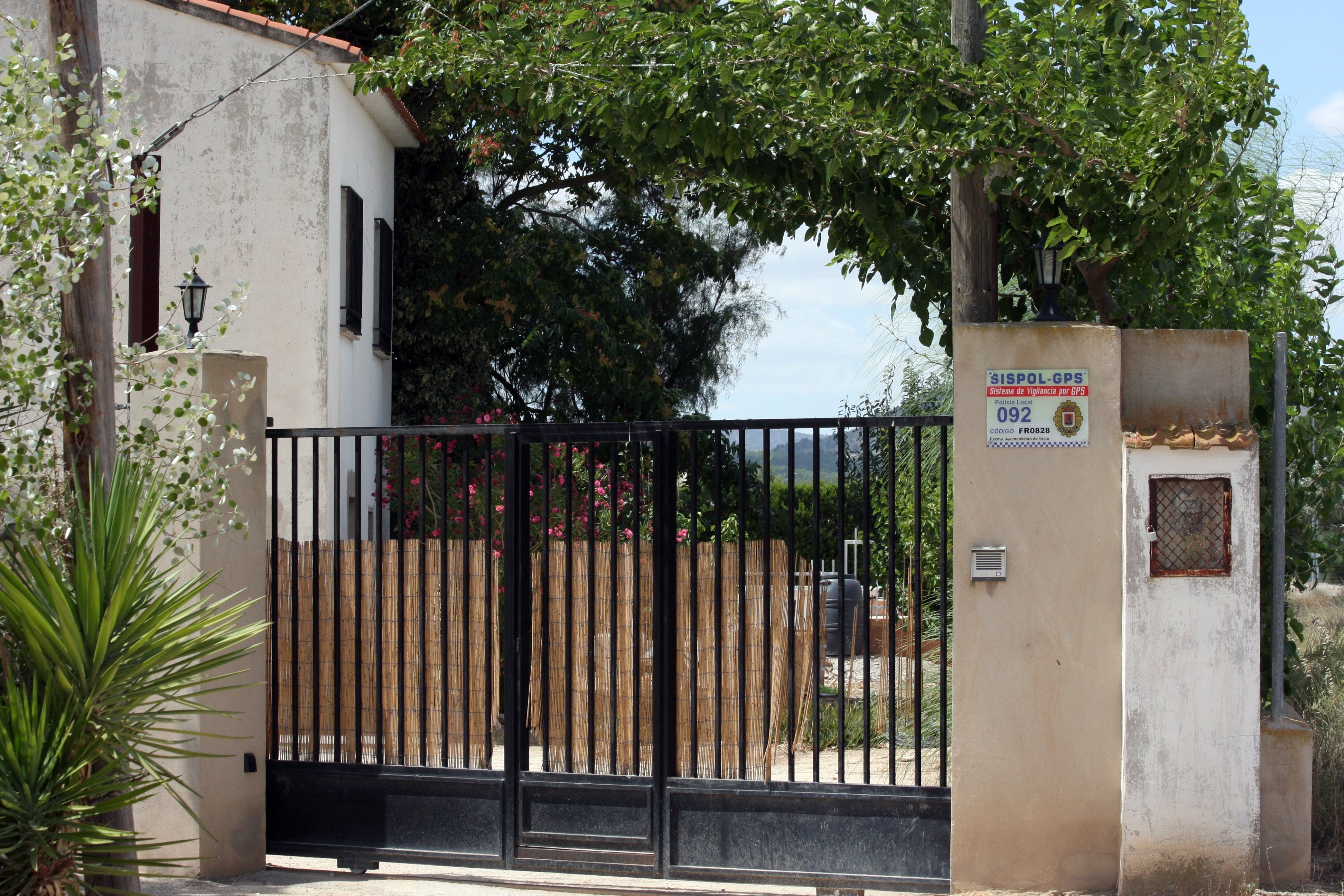 Puerta de entrada de la casa de campo donde falleció el niño ahogado en una piscina