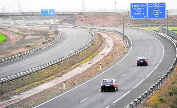 Dos coches circulan por un tramo solitario de la autopista Cartagena-Vera, cuya concesionaria se encuentra en concurso de acreedores.