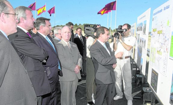 Alcaldes y miembros del Gobierno regional en la inauguración del último tramo de la autovía del Noroeste, en octubre del año 2001. :: vicente vicéns / AGM