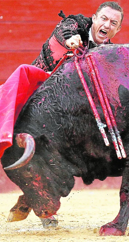 Rafaelillo entrando a matar a su segundo toro.