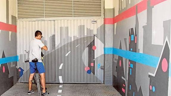 Un original grafiti decora la entrada a un garaje de la calle Doctor Luis Calandre