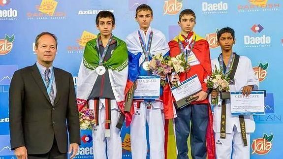 Arturo Gómez (segundo por la derecha), medalla de bronce, junto a los demás ganadores del I Campeonato del Mundo Cadete de Taekwondo. 