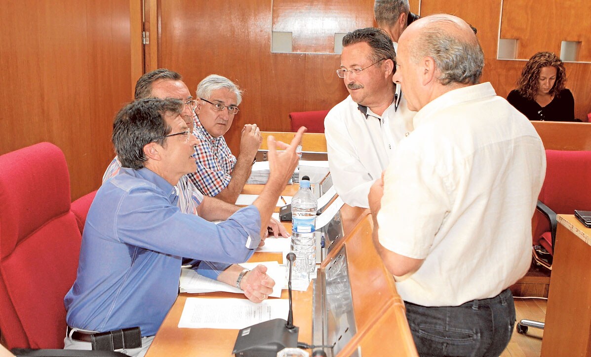 El alcalde con los portavoces del PSOE e IU-Verdes instantes antes de iniciarse el Pleno.