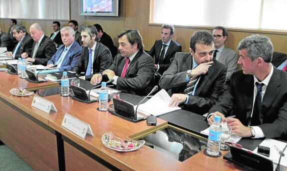 Representantes de equipos de Primera y Segunda en una asamblea de la Liga. 