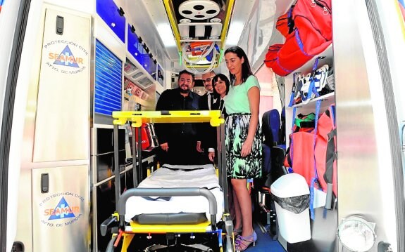 La concejal Nuria Fuentes, en el interior de la ambulancia. 