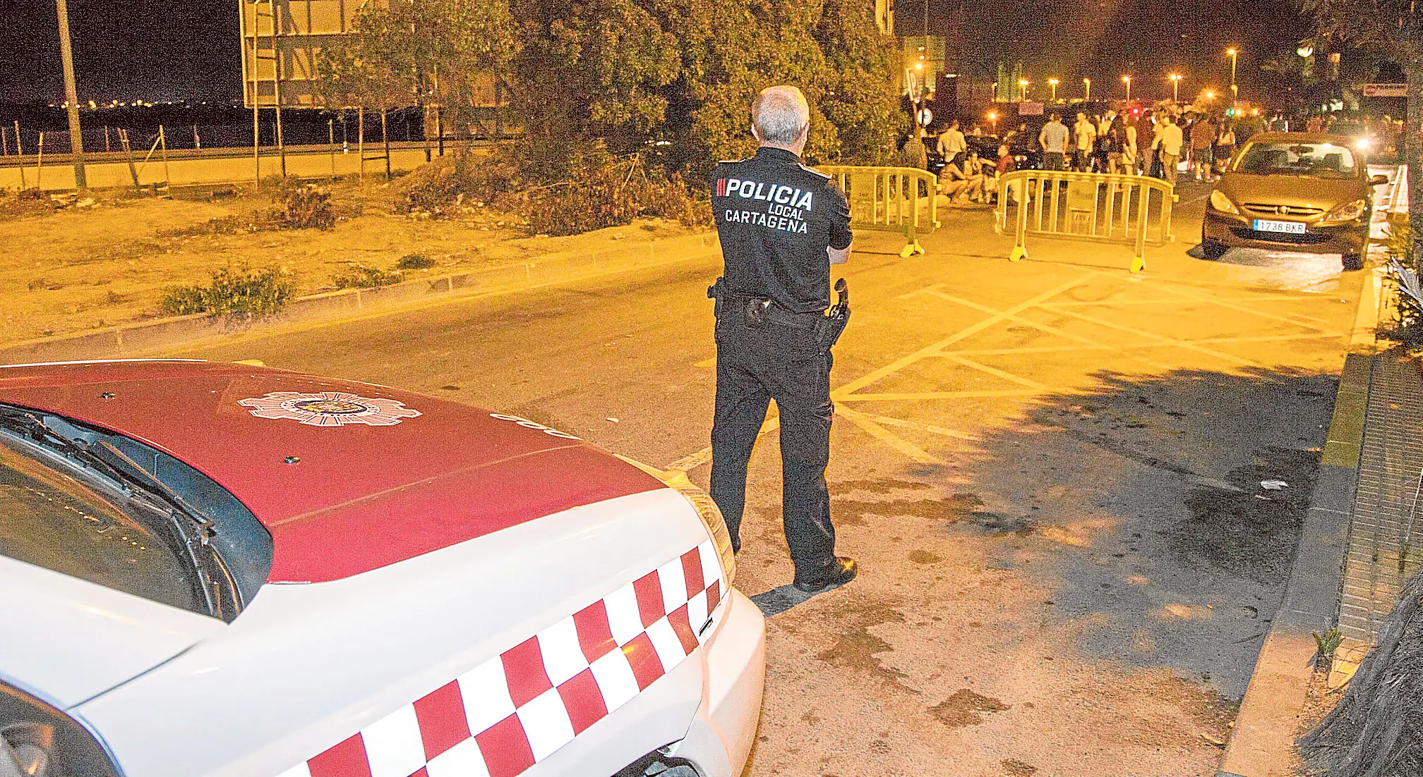 Un agente vigila el botelleo en Cabo de Palos. 