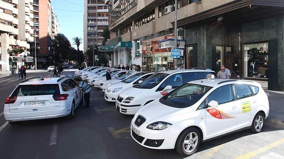 Taxis en la parada de la plaza de la Fuensanta, en Murcia. 