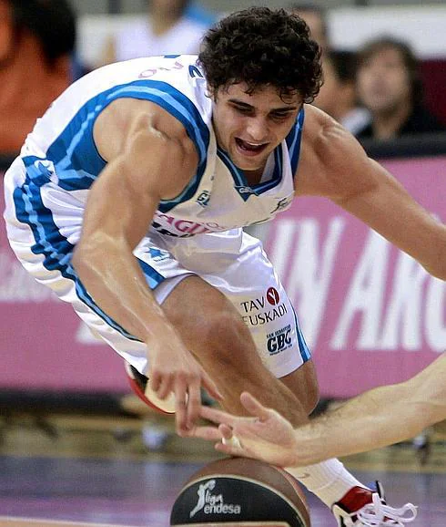 Neto lucha por un balón durante el un partido con Guipuzkoa Basket.