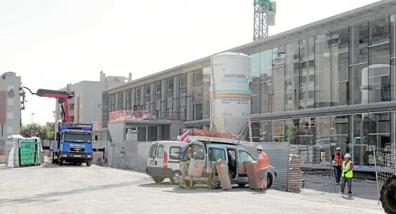 Operarios trabajando en las obras de construcción del centro de salud de Sutullena.