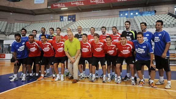 Plantilla y cuerpo técnico de ElPozo, ayer, en la presentación del equipo.