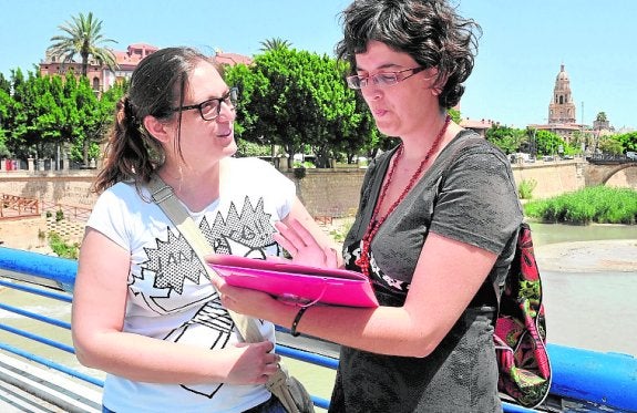 Carmen González y Marga Garrido, dos de los 53 aprobados en la oposición, con las reclamaciones que presentarán. :: g. carrión /AGM
