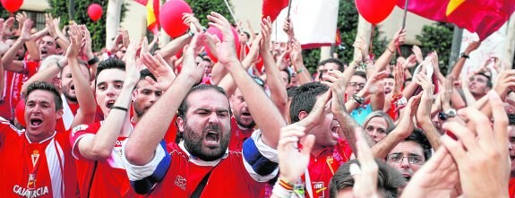 Seguidores del Real Murcia, durante la manifestación de la pasada semana en la ciudad. :: fran manzanera / agm