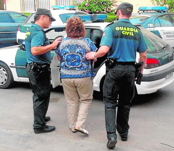 Agentes de la Guardia Civil trasladan a la detenida al juzgado. 